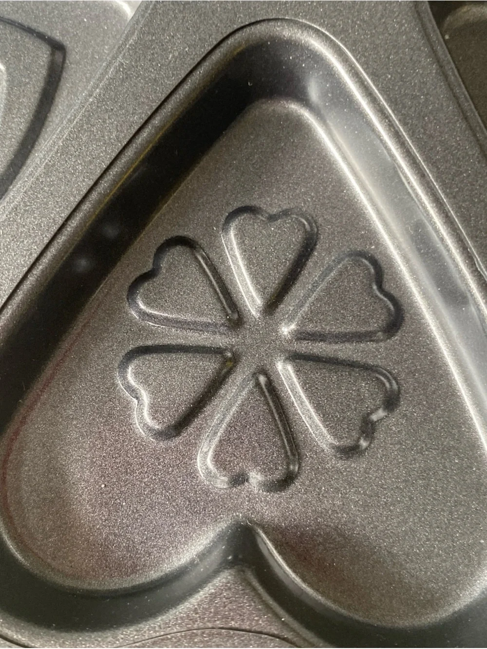 Wilton Heart-Shaped Multi-Cavity Nonstick Cake Pan - non stick 6 spaces 11” diam